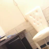 ۴تا صندلی ویک عدد میز کامپیوتر به فروش میرسد.