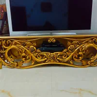 ساعت چوبی و میز تلویزیون