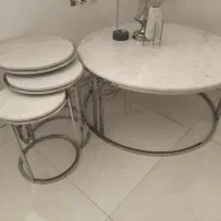 یک عددمیز وسط و سه عدد عسلی کنار مبلی استیل و سنگ