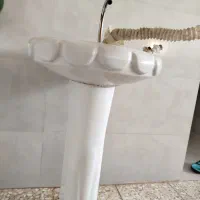 روشویی با خرطومی و شلنگها