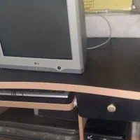 کامپیوتر خانکی به همراه میز و وسیله های جانبی