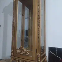 گنجه طلایی شیک پشت آینه