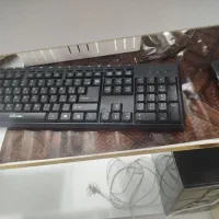 میز مدیریت و ویترین و کامپیوتر