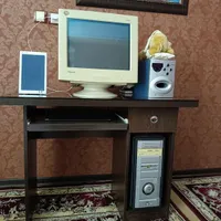 میز و مانیتور کامپیوتر در حد نو