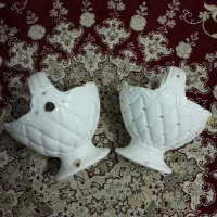 گلدان سرامیکی سفیدتزیینی پایه‌دار(طرح نگین‌دار)