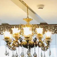 لوستر شش شاخه برنزی در حد نو با ۱۲عدد لامپ شمعی