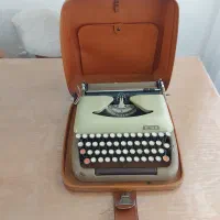 ماشین تایپ اریکا فارسی نویس آنتیک آلمانی|کلکسیون اشیاء عتیقه|سنندج, |دیوار