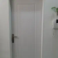 در چوبی رنگ شده