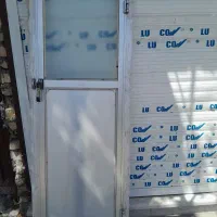 درب الومینیومی تمیز و سالم