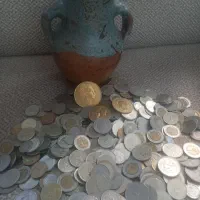 کوزه همراه چندین سکه برنج و نیکل
