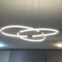 کارگر کارگاه لوستر و آباژور مدرن