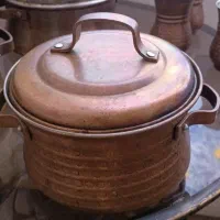 قابلمه های مسی و میز فرفورژه