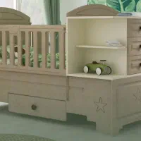 تخت نوزاد و تشک و کمد