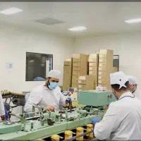 کارگر ساده آقا خط تولید بسته بندی مونتاژ دارویی