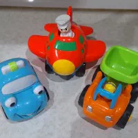 تعدادی اسباب بازی و عروسک