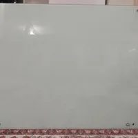 یک عدد تخته وایت برد شیشه ای در حد
