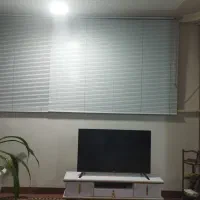 پرده کرکره ای پشت پنجره ای