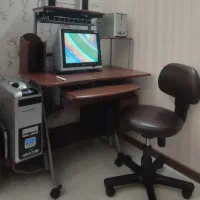 کامپیوتر با میز و صندلی