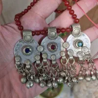 گردنبند قدیمی عتیقه با سنگای عقیق قرمز