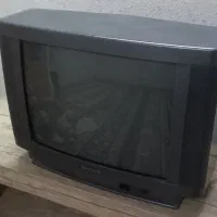 تلویزیون همراه با میز تلویزیون