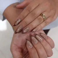 کاشت ناخن و میکاپ