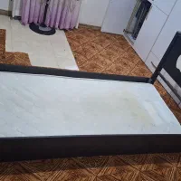 تخت تک نفره همراه با تشک .در حد نو