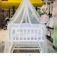 تخت و گهواره کنار مادر