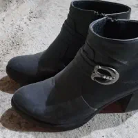 سه جفت کفش بفروش می رسد