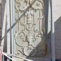 درب حیاط و سالن