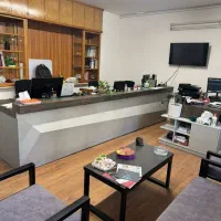 ویترین چوبی شیشه ای به فروش میرسد