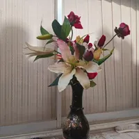 تعدادی گل مصنوعی بسیار زیبا همراه گلدان