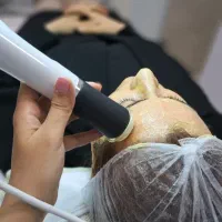 خدمات پوستی و درمانی