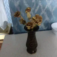 گلدان سیاه قلم با ۵شاخه گل مسی