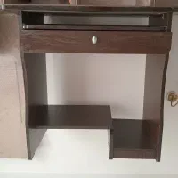 میز تحریر و کامپیوتر