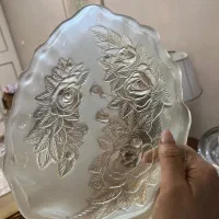 تعداد زیادی ظرف کریستال و آشپزخانه