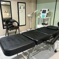 تخت و دستگاه بخور برای پاکسازی پوست