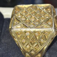 انگشتر هفتادنگین دارد