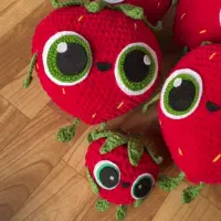 عروسک توت فرنگی بافتنی