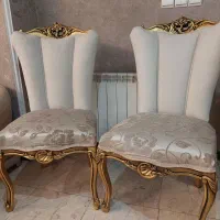 دو عدد صندلی میزبان طلاکوب
