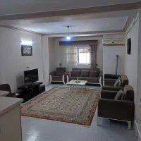 پرده همراه با کتیبه وپشت پنجره ای