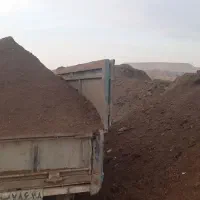 پخش کود حیوانی پوسیده وخشک وخاک مخصوص باغچه