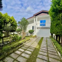ویلاباغچه نیم پیلوت با پارکینگ