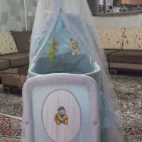تخت و گهواره کنار مادر