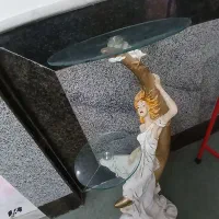 میز و مجسمه