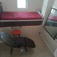 دوتا صندلی و دوتا اینه برا آرایشگاه