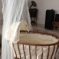 تخت و گهواره کنار مادر