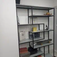 میز تحریر و کتابخانه