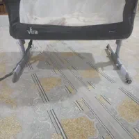 تخت و گهواره کنار مادر