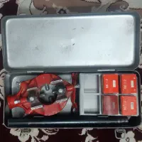 یک حدیده دستی کوچک و گیره لوله گیر و حدیده بزرگ