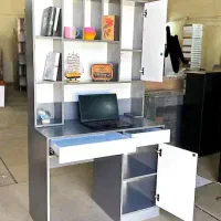 میز تحریر و کامپیوتر و کتابخانه مدرن تولید مستقیم
